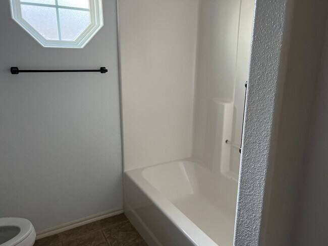 Foto del edificio - functionality, style, and comfort—3 Bedroom 2 Bath with 3 car garage