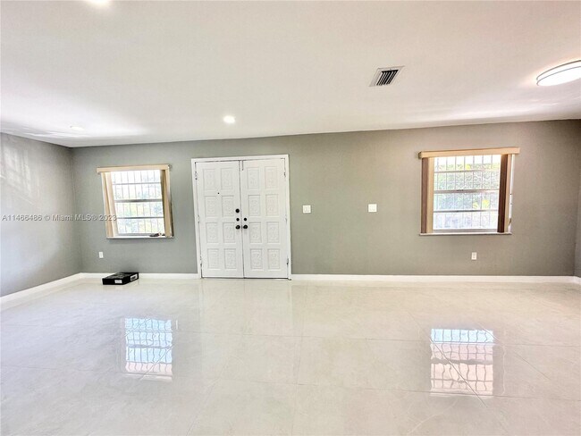 Foto del edificio - 2947 SW 12th St
