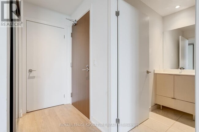 Building Photo - 1926 Lake Shore Blvd W