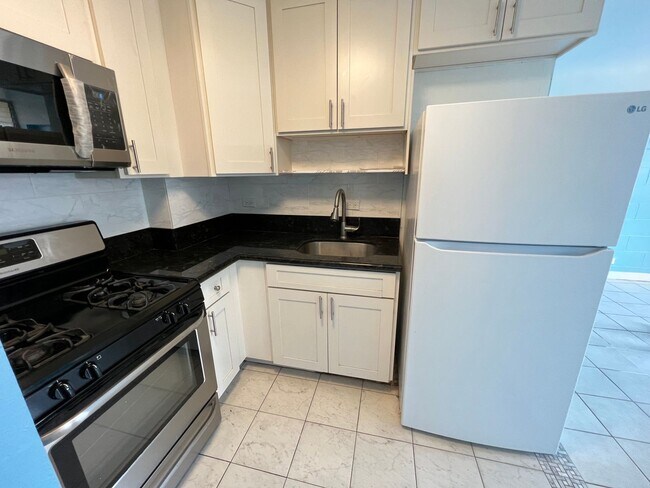 Building Photo - For Rent - [Fern Terrace] 2120 Fern St. #203