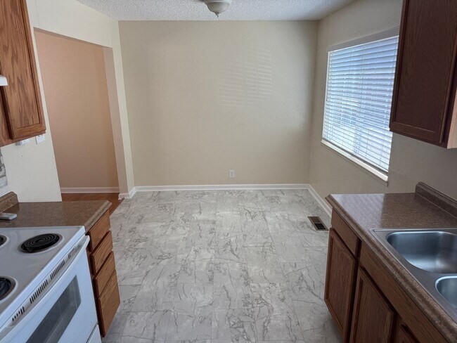 Foto del edificio - 2225 Hillsborough Ct