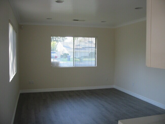 Foto del edificio - 9720 Vanalden Ave