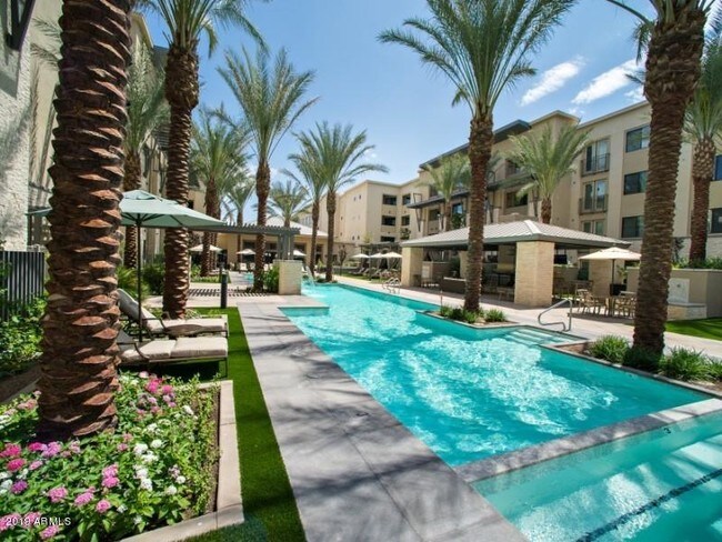 Foto del edificio - 7100 E Lincoln Dr