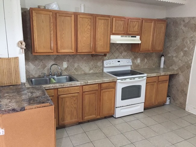 Building Photo - 2 Bedroom Apartment - Lancaster