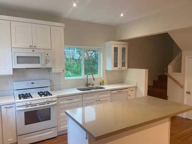Foto del edificio - 3043-3045 Helix St.