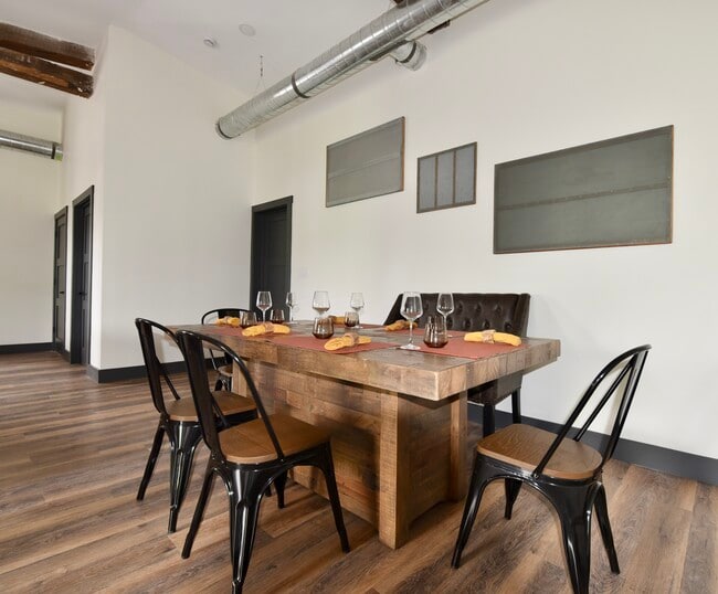 Dining area - 101 W Broadway St