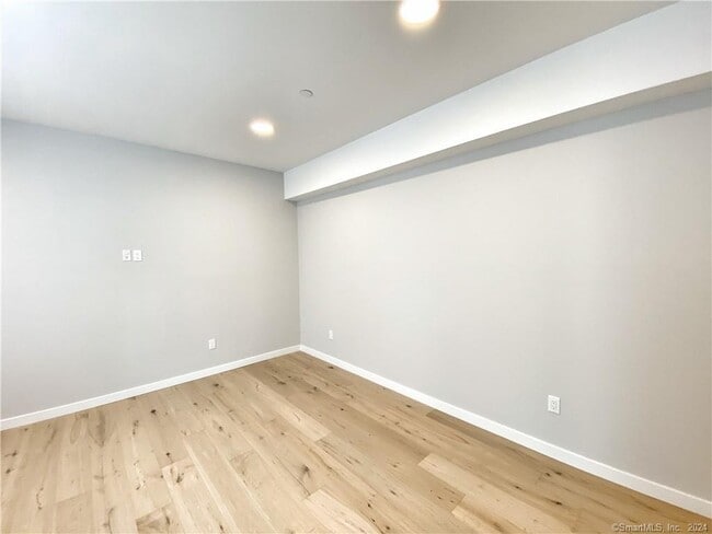 Building Photo - 5 Mott Ave