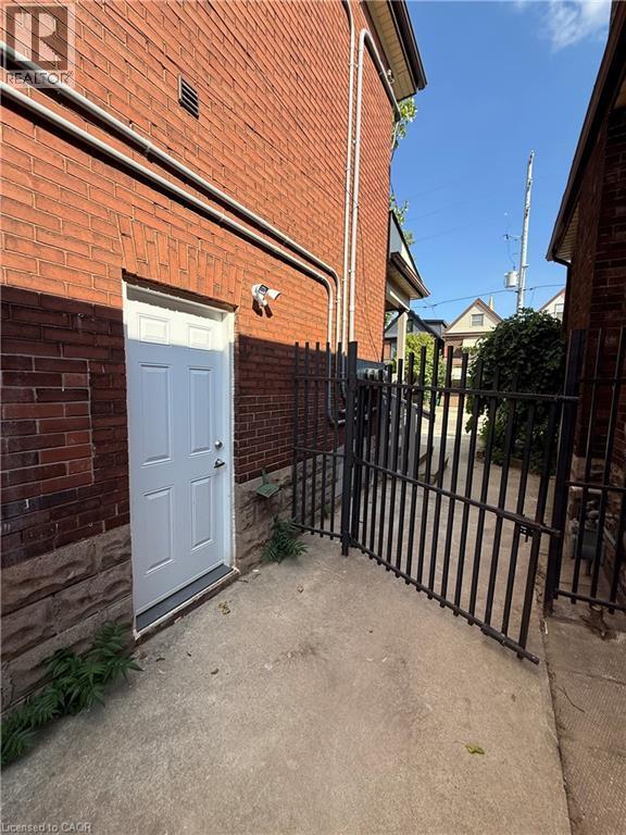 Building Photo - 187 Stirton St