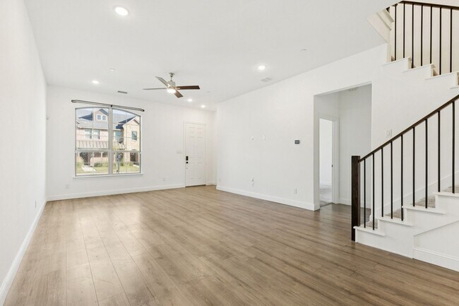 Foto del edificio - 7143 Buchanan Dr