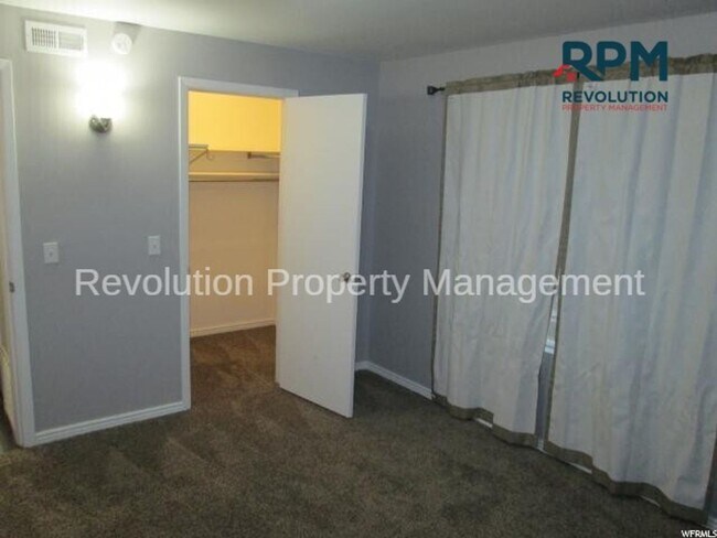 Building Photo - 2 Bedroom in Great Roy Location!