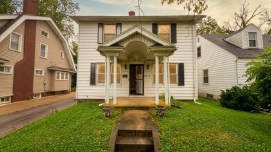 Building Photo - 2040 Wyndhurst Rd