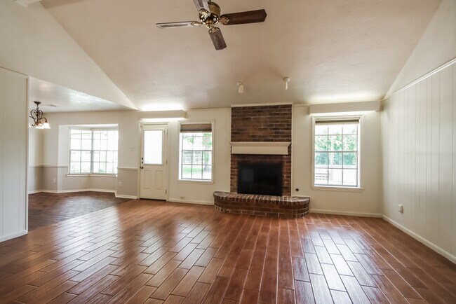 Building Photo - 206 Staples Dr
