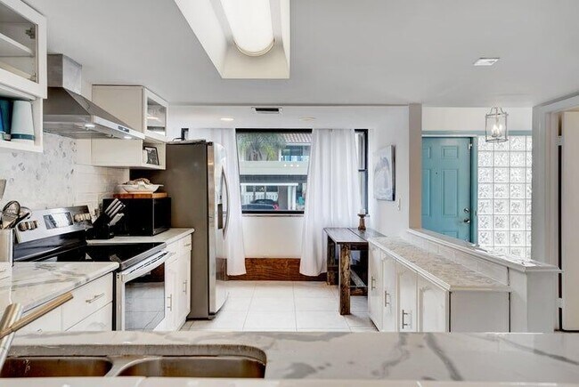 Foto del edificio - 716 NE 20th Ln