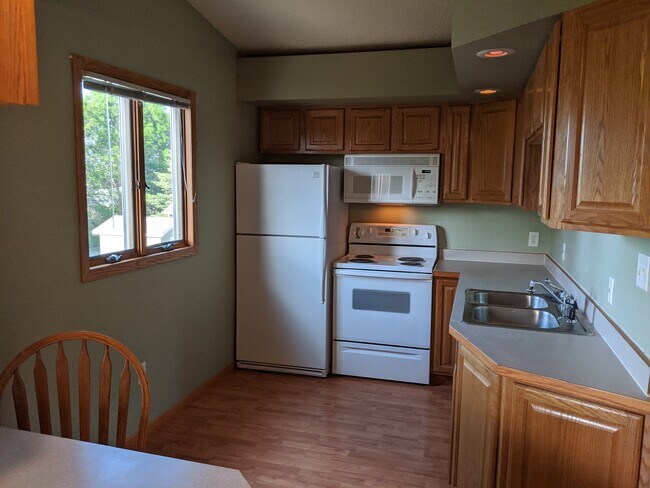 Kitchen - 912 E Turnpike Ave