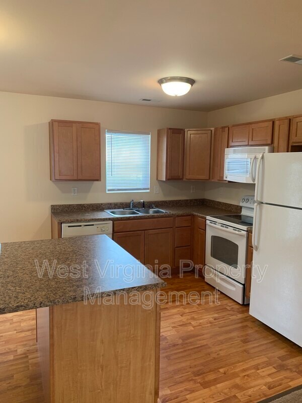 Building Photo - 196 Cardinal Wy