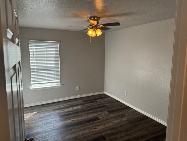 Building Photo - Coming Soon!! 3/2 Newley Remodled