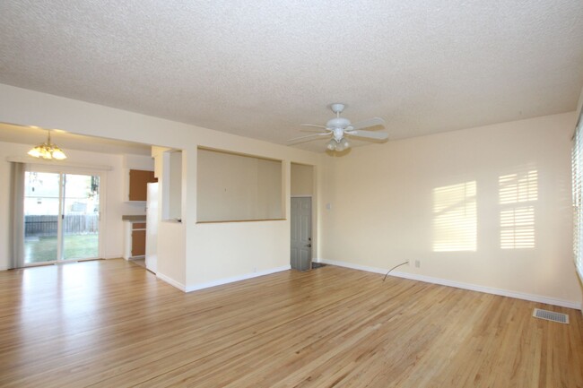 Building Photo - Beautiful Home ready for Lease in Great Fa...