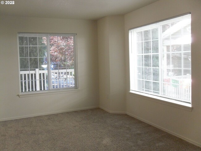 Foto del edificio - SEE LISTING for SPECIALS - Recently Refres...