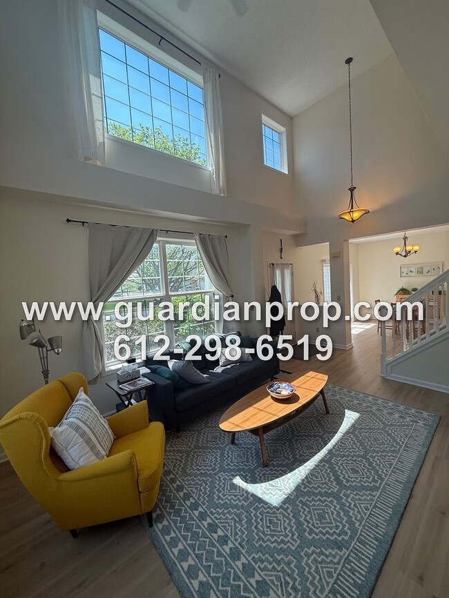 Foto del edificio - End Unit Townhouse for August, Vaulted Cei...