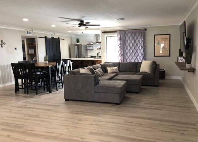 Foto del edificio - PENDING - Furnished Rental with Beautiful ...