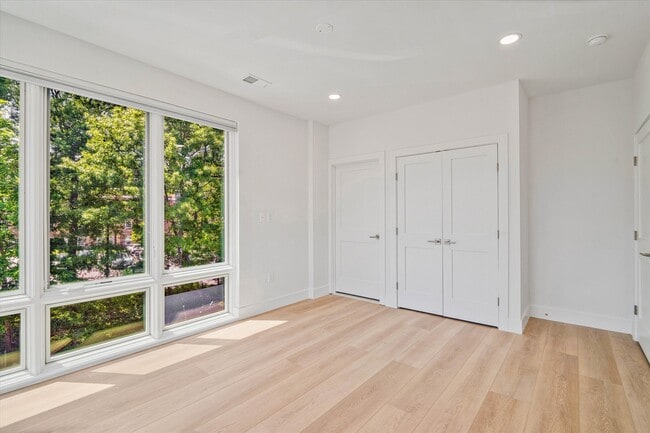 Bedroom with Closet - Le Glebe
