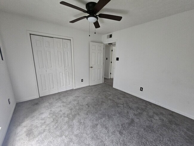 Foto del edificio - 735 Hedgelawn Way