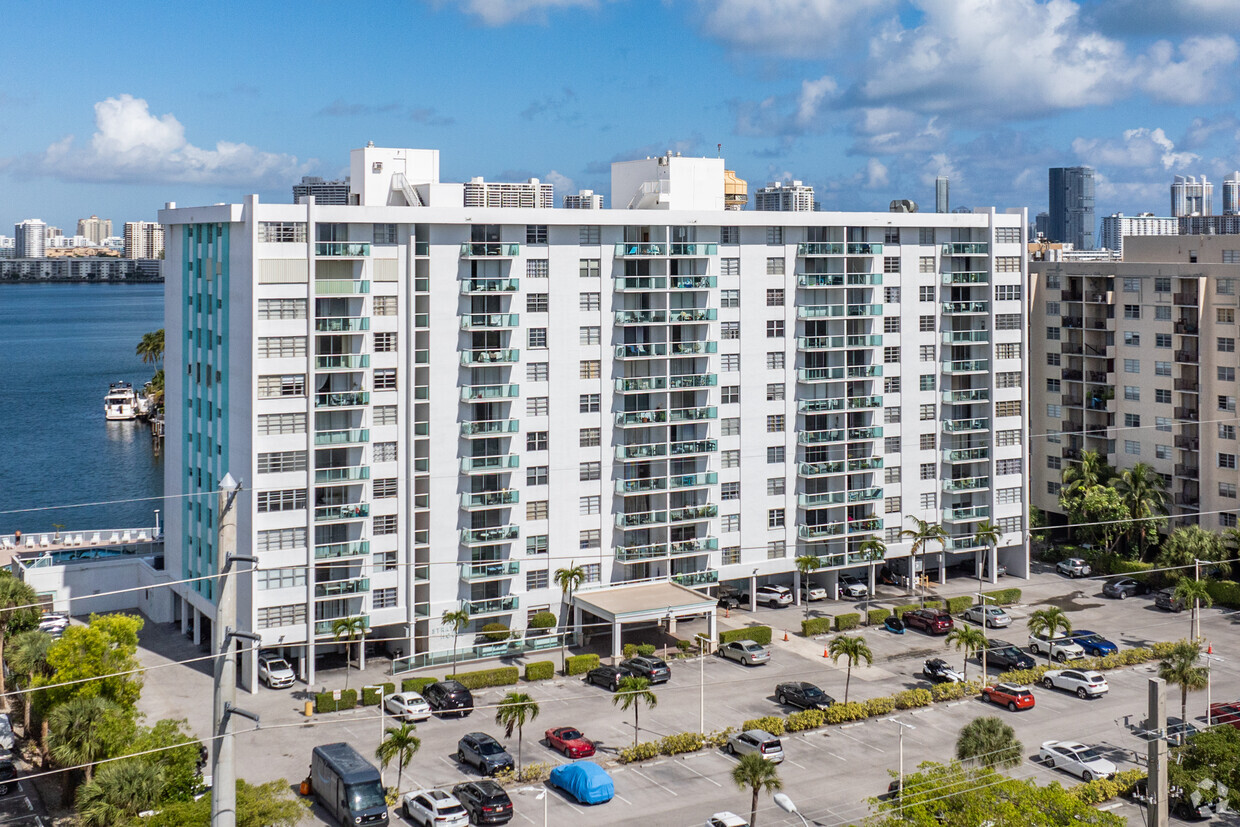 Primary Photo - Stratford House Condominiums