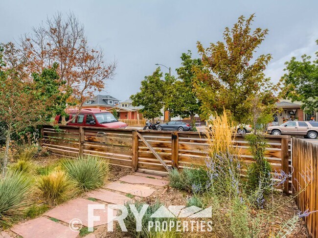 Building Photo - Half Duplex with Beautiful Yard in Cole Ne...
