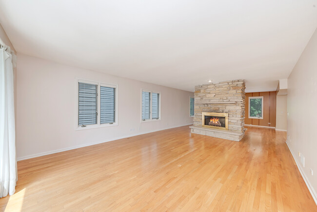 Building Photo - 2545 Leach Dr