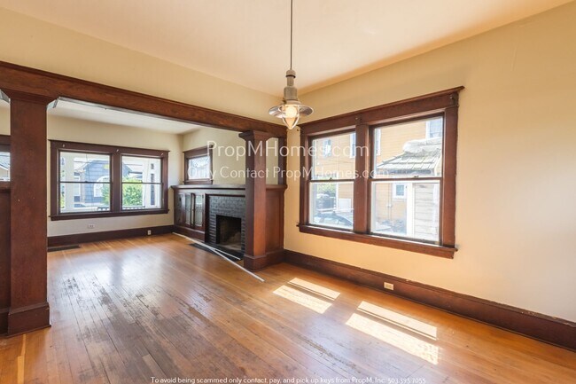 Building Photo - One Block off Belmont- Great Refurbished T...