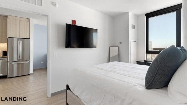 Building Photo - 513 S Damen Ave