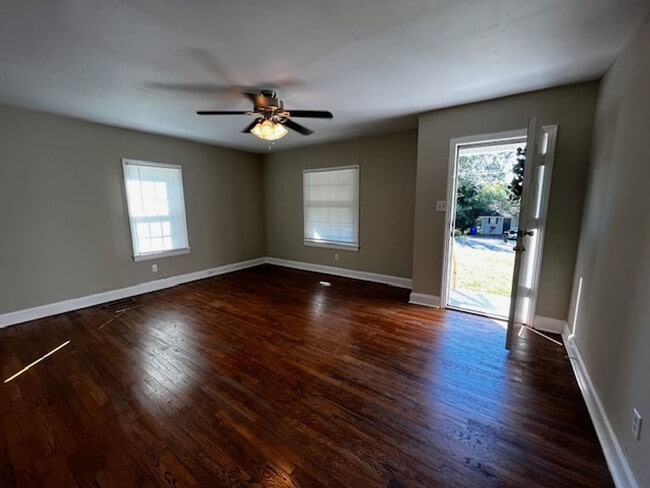 Building Photo - 2 Bedroom 1 Bath House with garage
