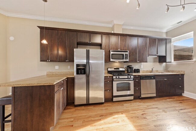 Building Photo - 3246 S Prairie Ave