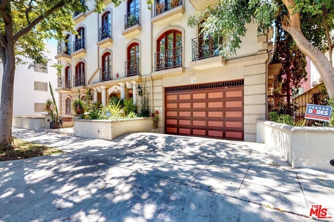 Building Photo - 353 S Reeves Dr