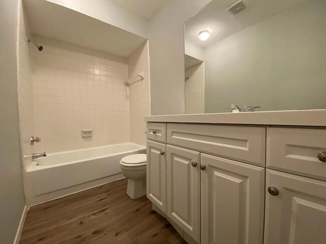 Foto del edificio - Updated 3-Bed Woodlake Home with Study & Covered Patio