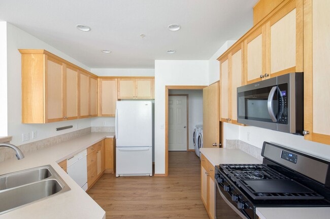 Foto del edificio - Ground Level Upgraded 2 Bedroom in Sterling Square!