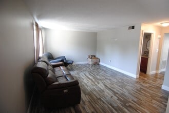 Building Photo - 19 Colonial Dr