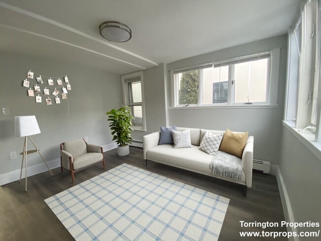 Foto del edificio - 351 E 8th St