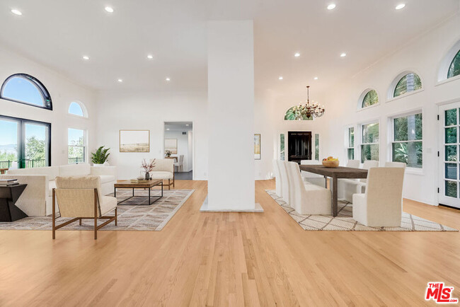 Foto del edificio - 15851 Mulholland Pl