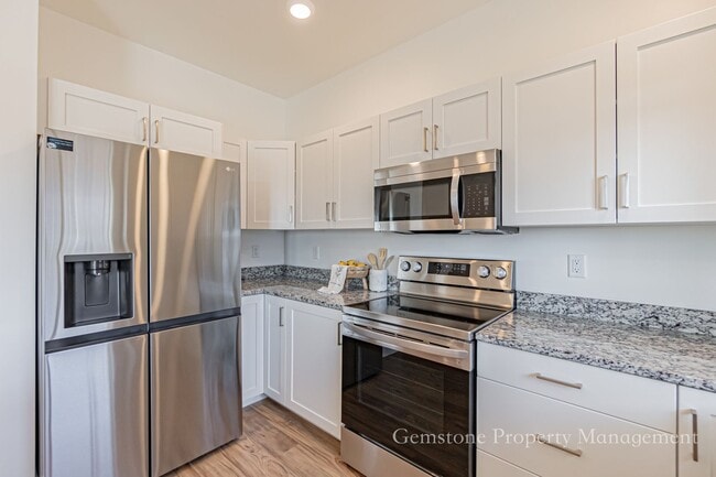 Building Photo - LEASE TAKEOVER for Darling 3 Bed 2.5 Bath Townhome located in Sugar City