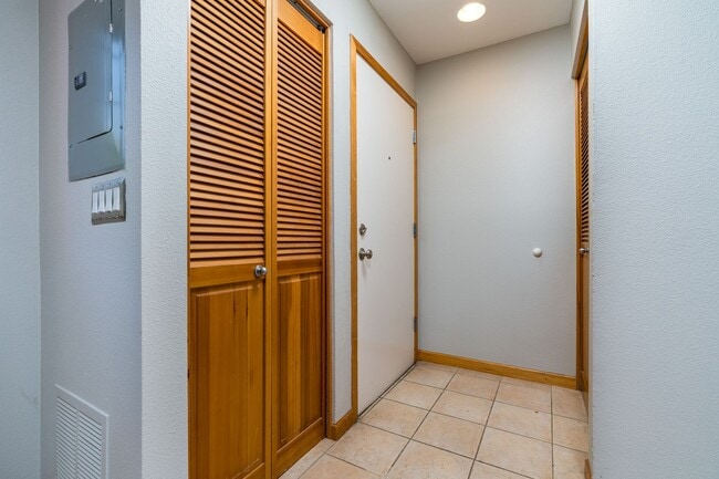 Building Photo - Condo: $1695 Rent - 1 bed/1 bath