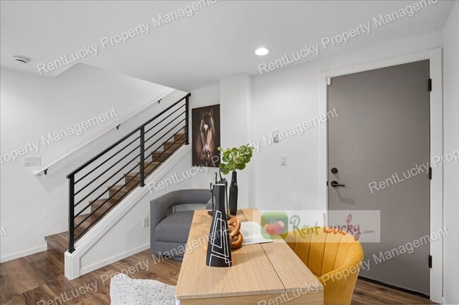 Building Photo - Like-New 2-Bedroom Townhome in Seattle w/R...