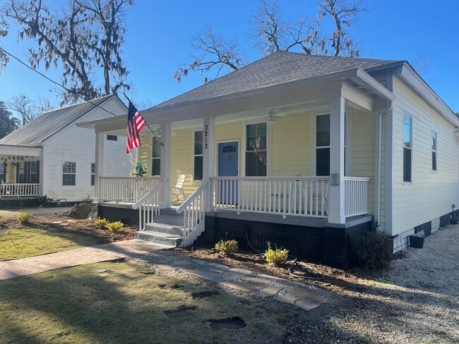 Building Photo - 3213 Bannon Dr