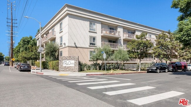 Photo - 141 S Clark Dr House