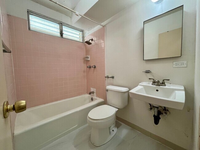 Building Photo - Punchbowl: Renovated 2 Bed, 1 Bath Apartme...