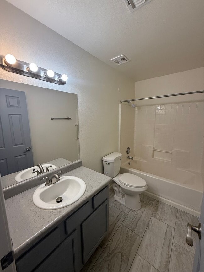 Building Photo - 3 Bedroom 2 Bathroom Home