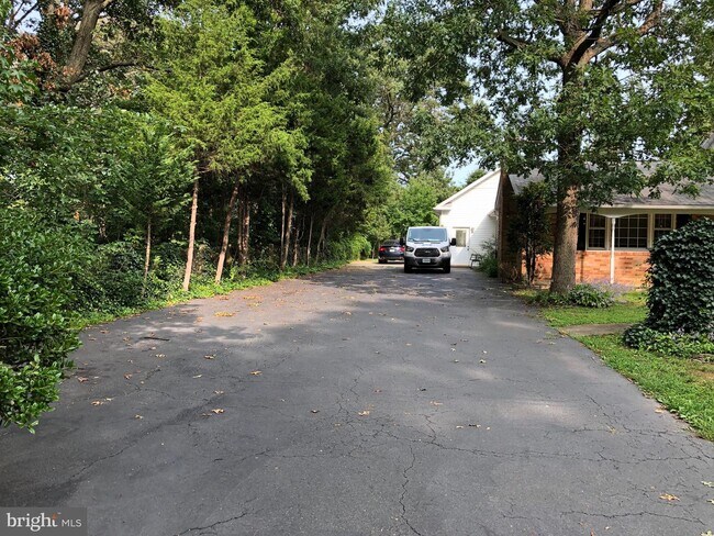 Building Photo - 6825 Ridgeway Dr