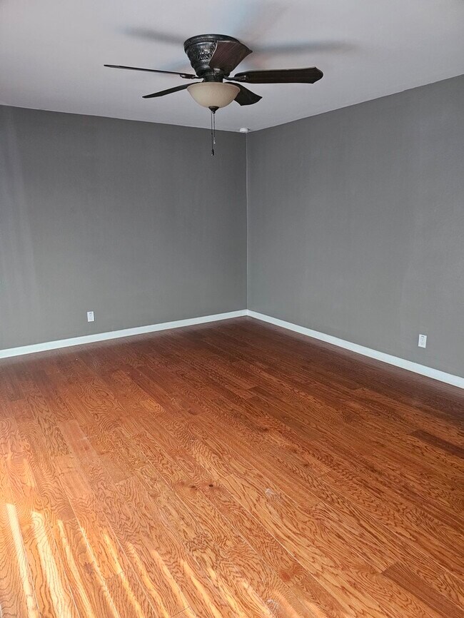 Building Photo - 831 Teson Road - Available Now!