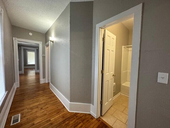 Foto del edificio - Large 3 bedroom unit just blocks from down...