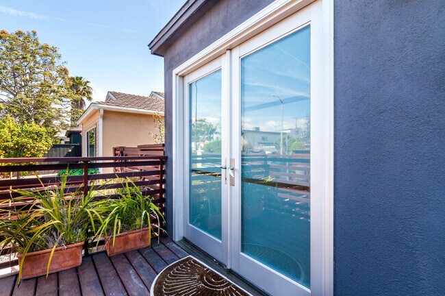 Building Photo - 750 Vernon Ave